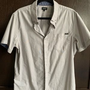 Men’s shirt-sleeved button-down shirts.